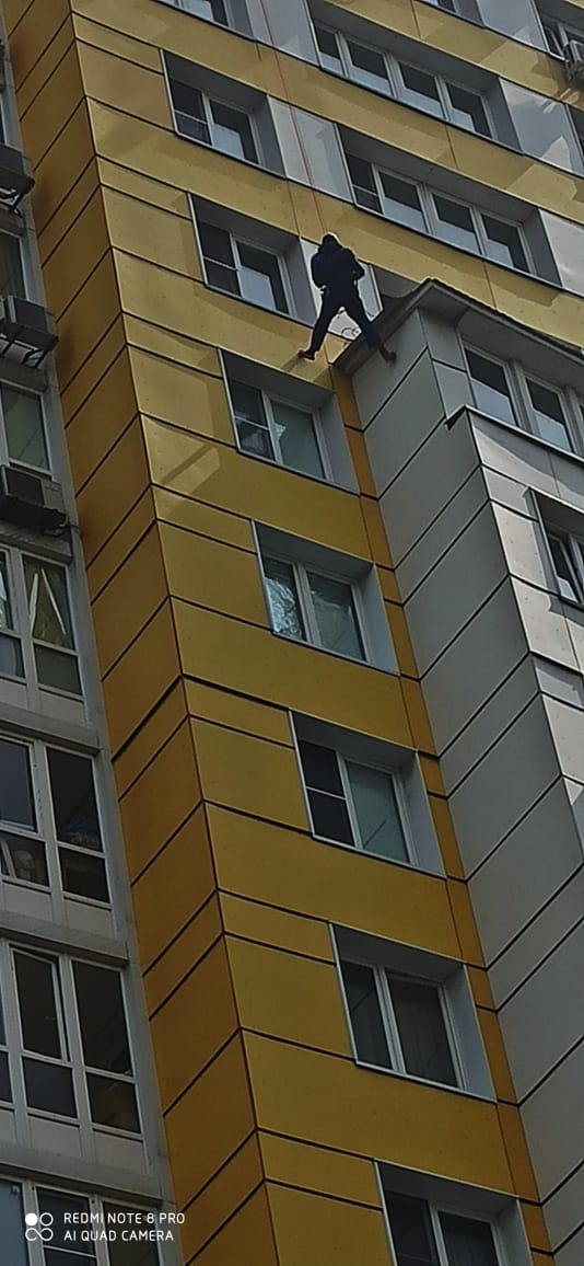 Опытной бригадой альпинистов выполнены работы по закреплению козырька над балконами в многоквартирном доме, расположенном по адресу: г. Видное, Битцевский проезд, д.11.